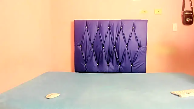 Snapshot of Latinos_2001 chatting on December 19, 12:56 pm Latinos 2001 online show from December 19, 12:56 pm