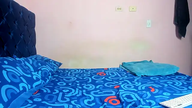 Snapshot of Latinos_2001 chatting on February 5, 2:33 pm Latinos 2001 online show from February 5, 2:33 pm