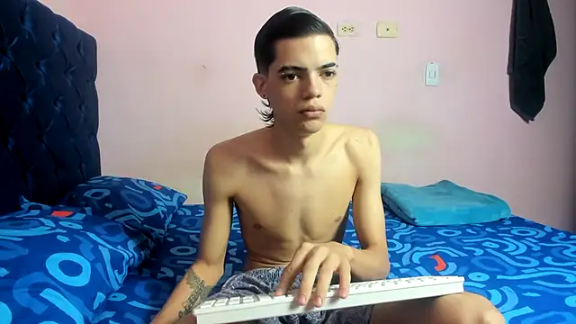 Snapshot of Latinos_2001 chatting on February 16, 2:13 pm Latinos 2001 online show from February 16, 2:13 pm