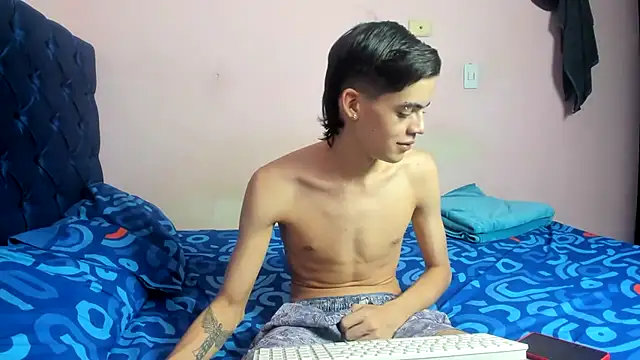 Snapshot of Latinos_2001 chatting on February 27, 4:51 pm Latinos 2001 online show from February 27, 4:51 pm