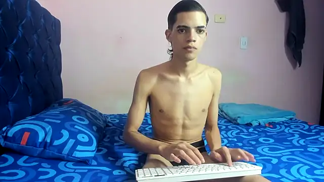 Latinos 2001 online show from March 25, 12:38 am