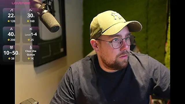 Snapshot of justinitt chatting on December 1, 7:35 am justinitt online show from December 1, 7:35 am