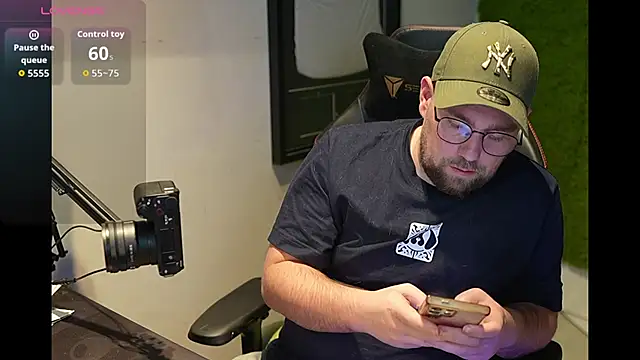 Snapshot of justinitt chatting on December 13, 7:53 pm justinitt online show from December 13, 7:53 pm