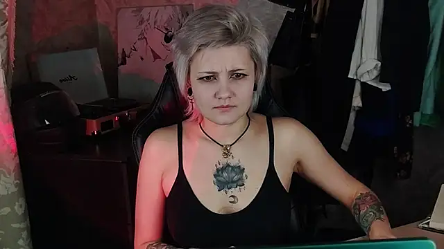 EvaBrownie online show from March 8, 2:40 pm