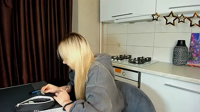 Snapshot of SynnoveEyre chatting on February 14, 2:12 pm SynnoveEyre online show from February 14, 2:12 pm