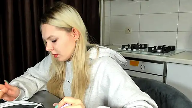 Snapshot of SynnoveEyre chatting on February 17, 2:37 pm SynnoveEyre online show from February 17, 2:37 pm