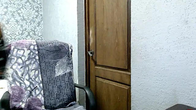 Snapshot of LauraBlan chatting on December 5, 8:33 pm LauraBlan online show from December 5, 8:33 pm