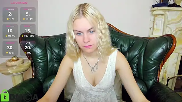 Snapshot of HillEva chatting on October 27, 8:18 am HillEva online show from October 27, 8:18 am