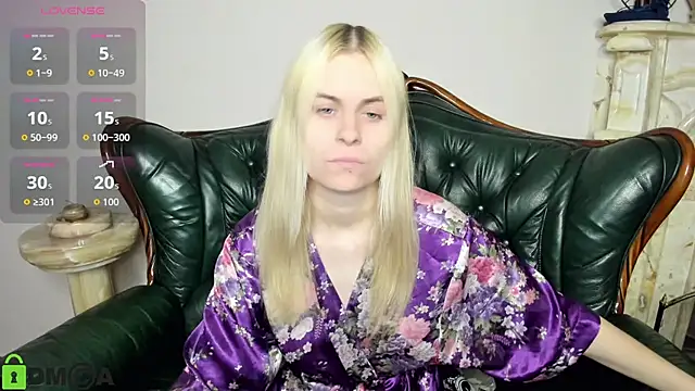 Snapshot of HillEva chatting on November 8, 8:29 pm HillEva online show from November 8, 8:29 pm