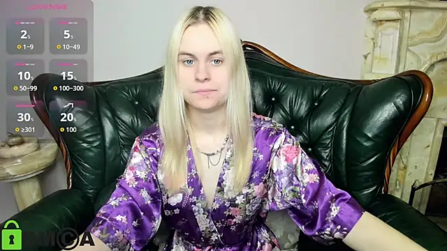 Snapshot of HillEva chatting on November 27, 8:27 am HillEva online show from November 27, 8:27 am