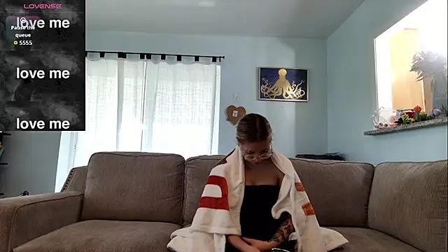Snapshot of Hatgirl69 chatting on October 13, 3:34 pm Hatgirl69 online show from October 13, 3:34 pm