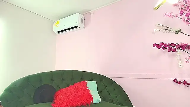 Snapshot of scarlette69 chatting on February 12, 12:48 am scarlette69 online show from February 12, 12:48 am