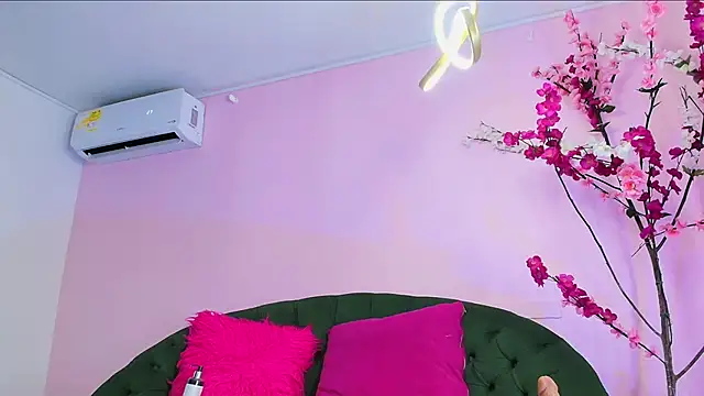 Snapshot of scarlette69 chatting on February 18, 11:41 pm scarlette69 online show from February 18, 11:41 pm