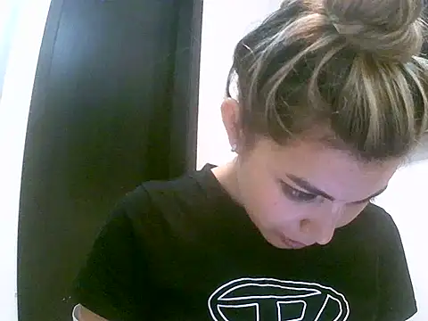 VittoriaTaylor online show from April 3, 9:57 pm