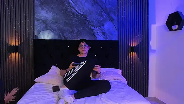 vanilla hot online show from March 18, 1:09 pm