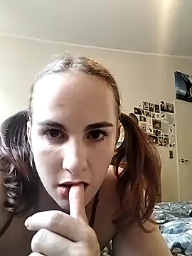 Snapshot of courtneycux chatting on January 21, 7:04 am courtneycux online show from January 21, 7:04 am