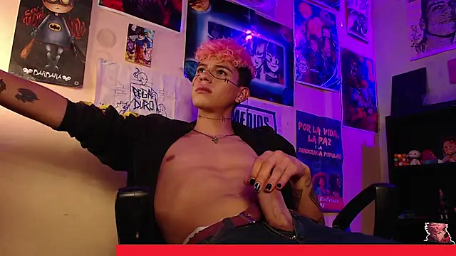 Snapshot of Mickey_Magic chatting on November 16, 3:56 am Mickey Magic online show from November 16, 3:56 am