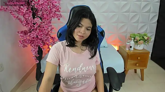 Snapshot of adarna13_ chatting on March 21, 10:39 pm adarna13 online show from March 21, 10:39 pm