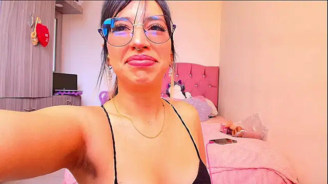 Snapshot of MiaFlamesxxx chatting on April 2, 3:31 pm MiaFlamesxxx online show from April 2, 3:31 pm