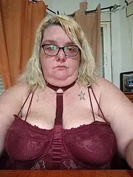 Snapshot of diosacurvy1984 chatting on April 21, 7:36 am diosacurvy1984 online show from April 21, 7:36 am