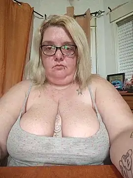 Snapshot of diosacurvy1984 chatting on April 24, 7:11 am diosacurvy1984 online show from April 24, 7:11 am