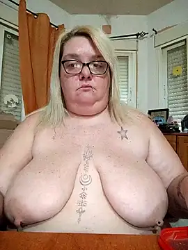 Snapshot of diosacurvy1984 chatting on April 30, 7:36 am diosacurvy1984 online show from April 30, 7:36 am