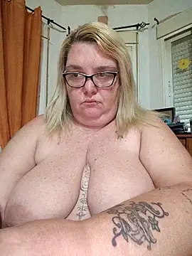 Snapshot of diosacurvy1984 chatting on May 4, 7:37 am diosacurvy1984 online show from May 4, 7:37 am