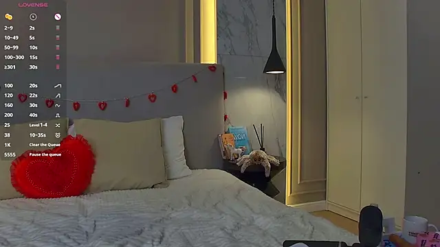 AmberShays online show from February 15, 9:15 pm