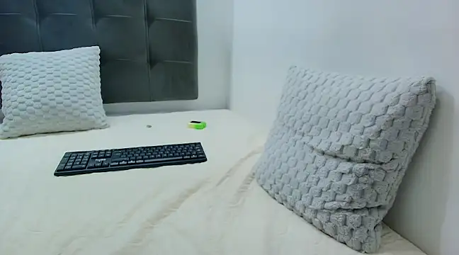 Snapshot of wolfandsky chatting on February 13, 5:44 pm wolfandsky online show from February 13, 5:44 pm