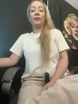 viktoria davis  online show from January 18, 9:40 pm