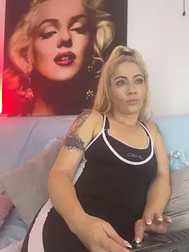 Snapshot of viktoria_davis_ chatting on June 11, 12:32 am viktoria davis online show from June 11, 12:32 am