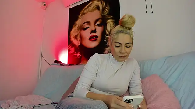 Snapshot of viktoria_davis_ chatting on June 14, 12:08 am viktoria davis online show from June 14, 12:08 am