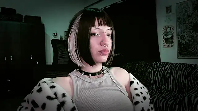 Snapshot of roxy_toxic chatting on May 15, 10:50 pm roxy toxic online show from May 15, 10:50 pm