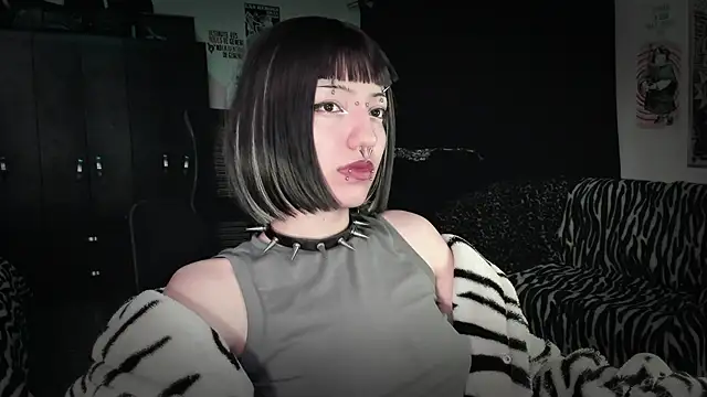 Snapshot of roxy_toxic chatting on May 28, 1:36 am roxy toxic online show from May 28, 1:36 am