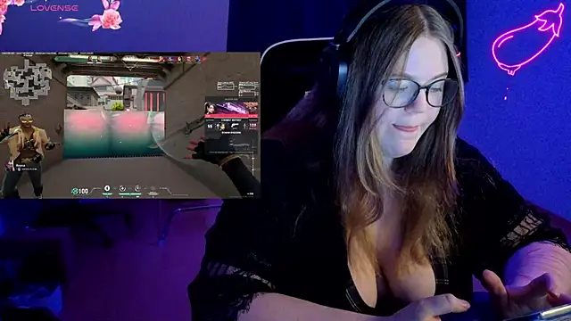 Snapshot of EveBaker04 chatting on December 18, 8:15 pm EveBaker04 online show from December 18, 8:15 pm