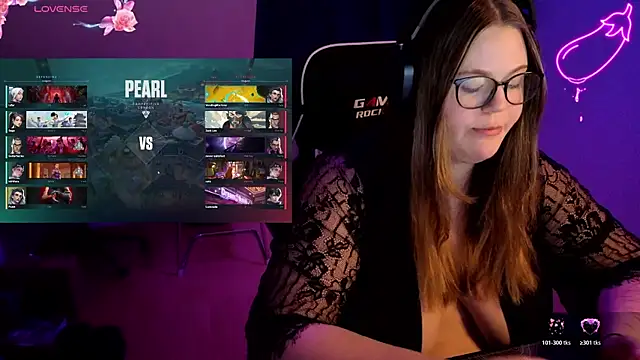 Snapshot of EveBaker04 chatting on December 19, 4:47 pm EveBaker04 online show from December 19, 4:47 pm