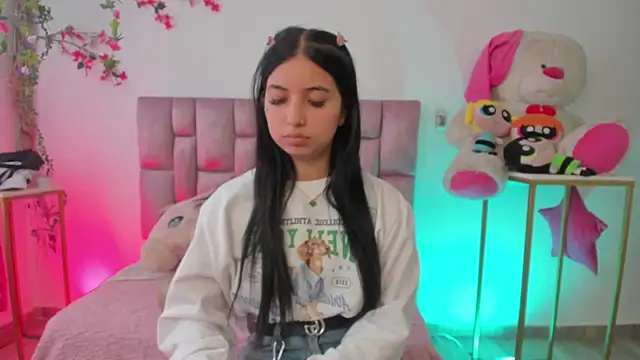 Snapshot of sofia__james chatting on November 6, 7:04 pm sofia james online show from November 6, 7:04 pm