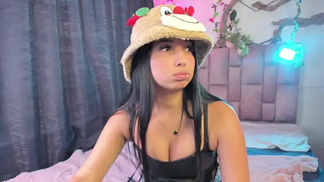 Snapshot of sofia__james chatting on December 2, 9:21 pm sofia james online show from December 2, 9:21 pm