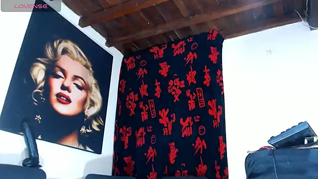 Snapshot of licy_blonde_hot chatting on June 24, 10:14 am licy blonde hot online show from June 24, 10:14 am