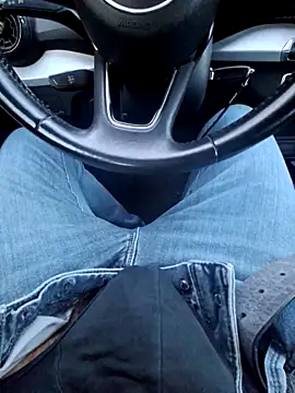 Nzino1983 online show from March 31, 4:51 pm