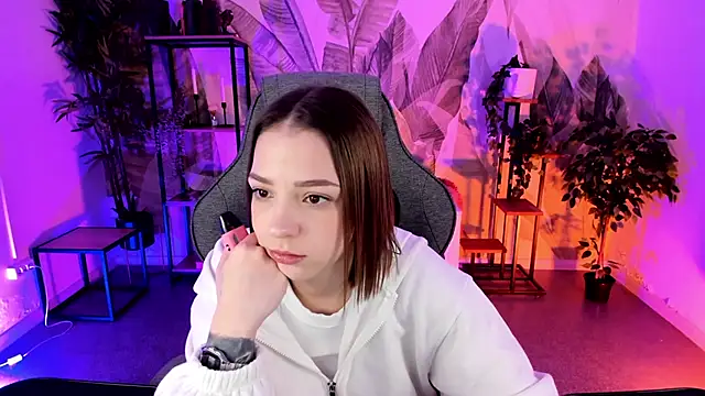 PamBeesly online show from November 25, 9:20 am