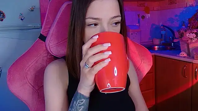 PamBeesly online show from March 16, 2:32 pm