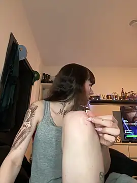 Snapshot of Ciara2004 chatting on December 18, 9:32 pm Ciara2004 online show from December 18, 9:32 pm