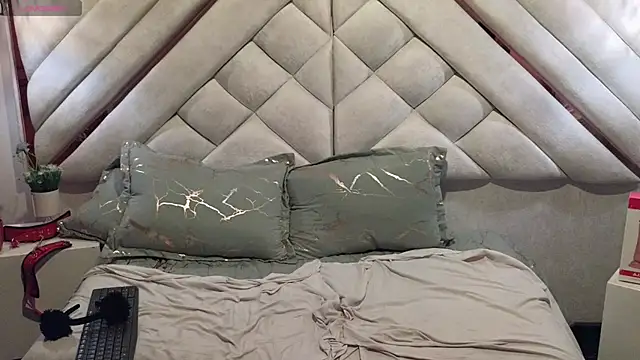 luxurycoupl online show from February 2, 7:09 am