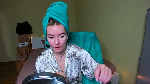 EmilyPaw online show from February 2, 10:35 am