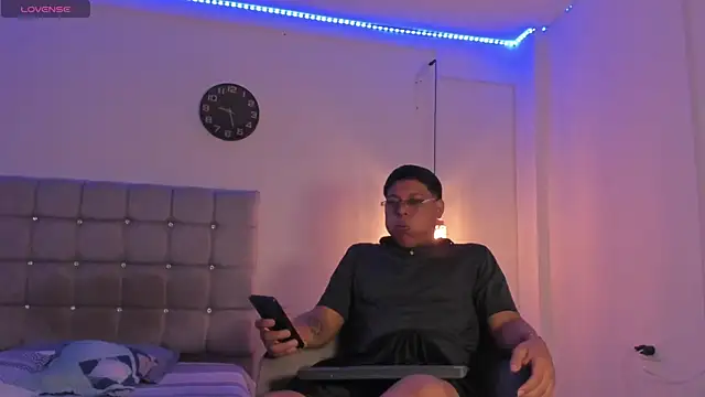 Snapshot of Tylerdrdn chatting on October 28, 5:44 am Tylerdrdn online show from October 28, 5:44 am