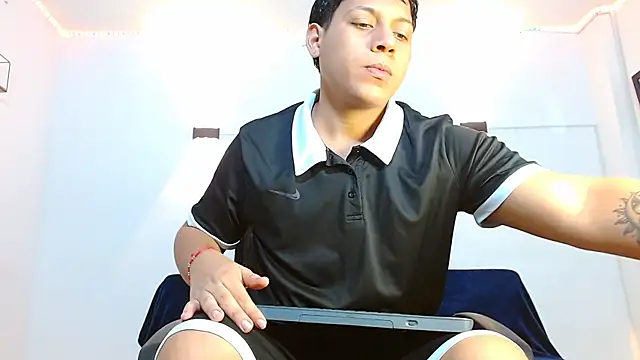 Snapshot of Tylerdrdn chatting on December 3, 10:41 pm Tylerdrdn online show from December 3, 10:41 pm