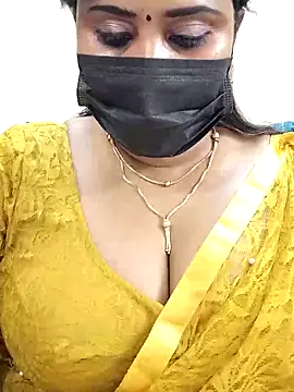 Queenflowerr online show from March 10, 6:45 pm