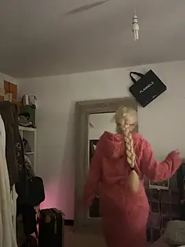 Snapshot of blissdimicco chatting on February 27, 8:42 pm blissdimicco online show from February 27, 8:42 pm