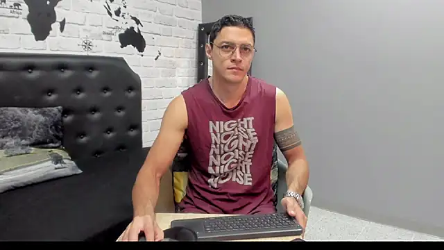 Snapshot of Frank_Millers chatting on November 11, 8:42 pm Frank Millers online show from November 11, 8:42 pm